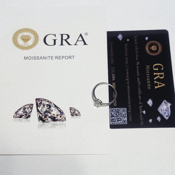 1.00 ct VVS1 - D Solitaire Oval Moissanite  Engagement Ring NEW Certificate - Picture 11 of 12